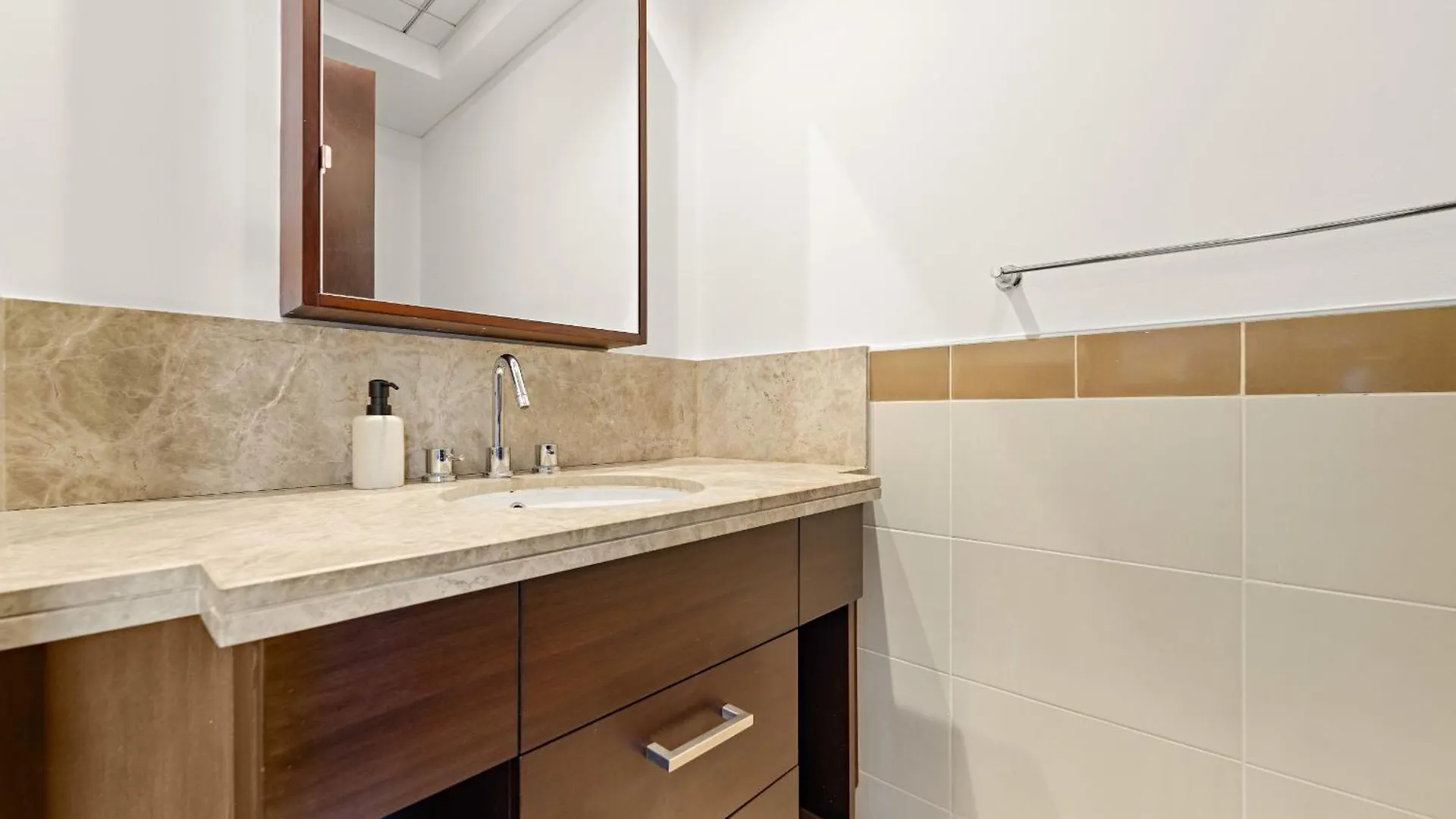 Vayk - Modern 1Br In Downtown Dubai Apartment